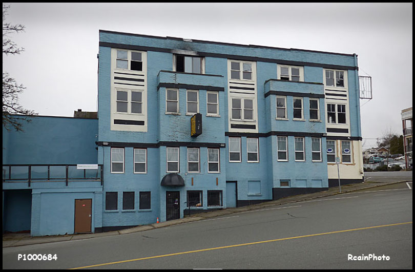 P1000684-blue_building