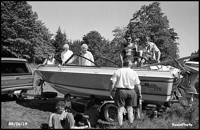 882619-boating-family