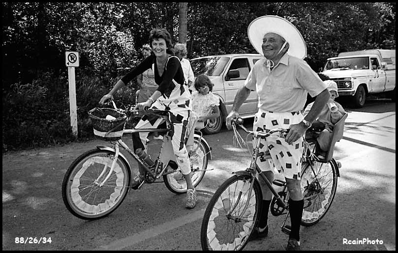 882634-Fair-parade