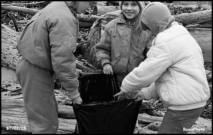 870225-school-kids-cleaning-beach