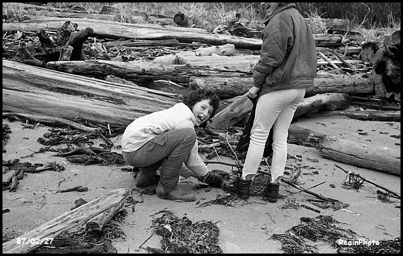 870227-school-kids-cleaning-beach