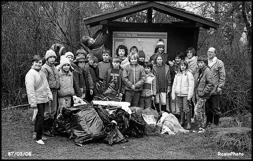 870308-school-kids-cleaning-beach